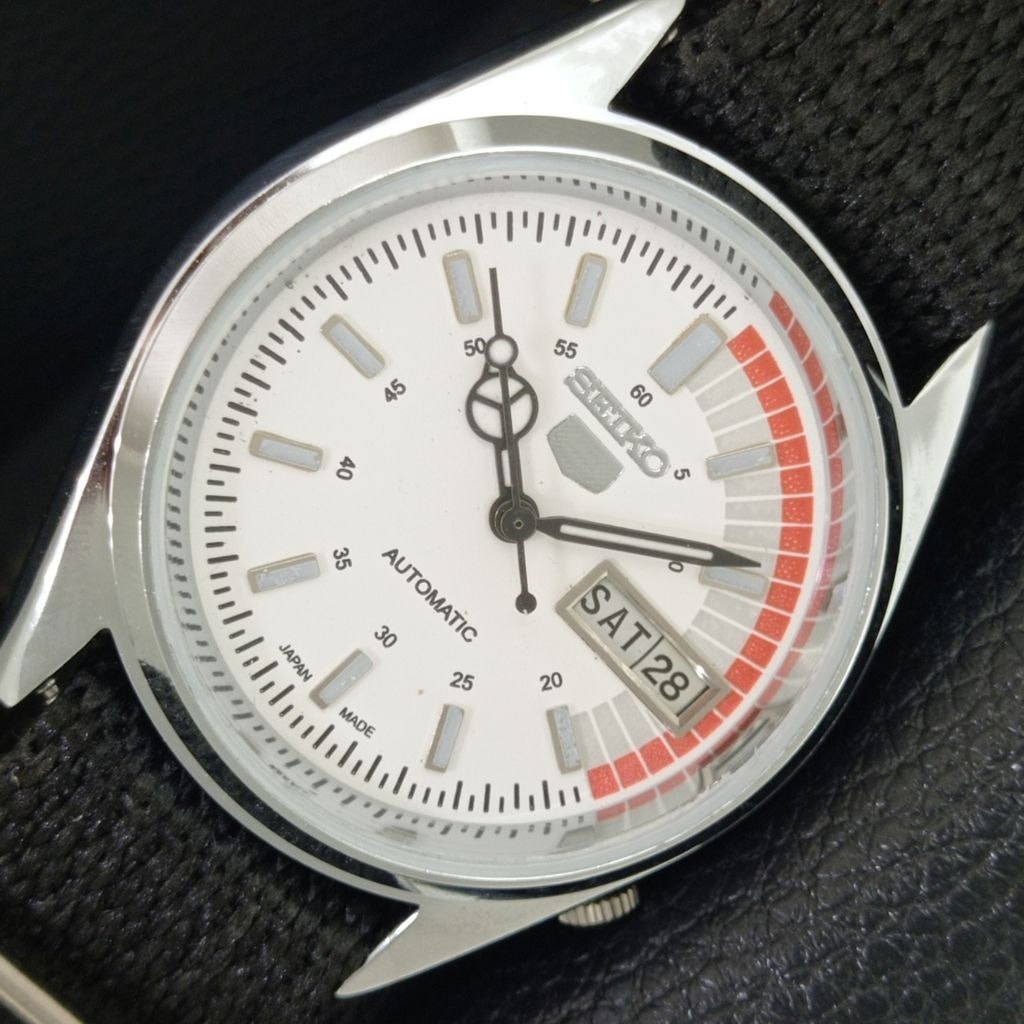 Vintage 1975 Seiko Automatic Mens Silver Watch WDaydate  Red Accents